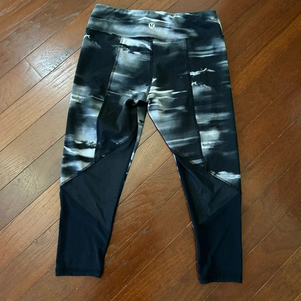 Lululemon black abstract cropped legging size 6 mesh bottom - Picture 3 of 8